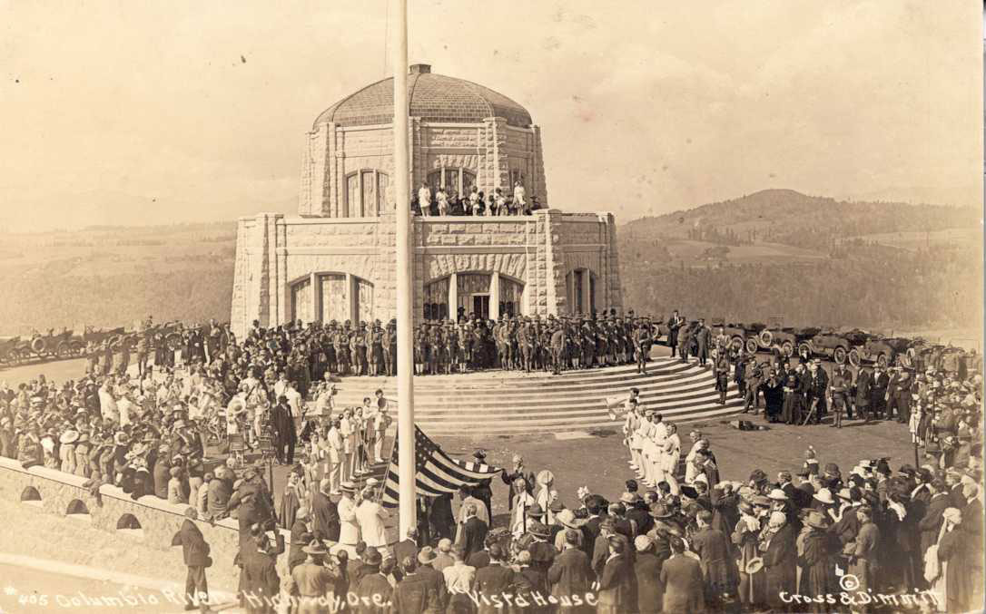 Antique image of the Vista House on the day of its opening. A huge crowd of people is gathered around the building and in the large parking lot