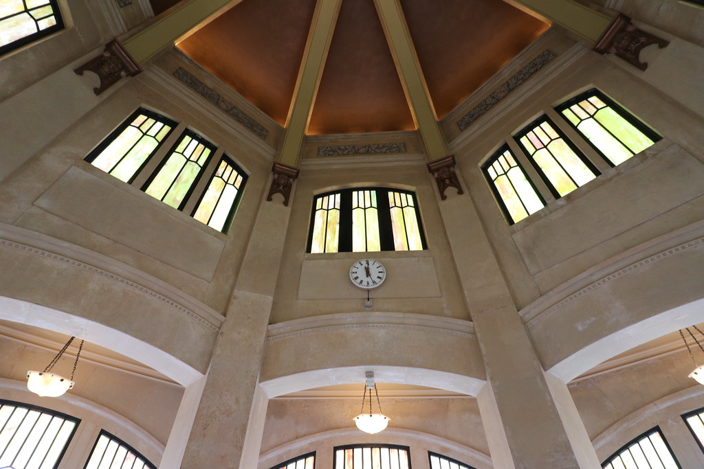 Image of the rotunda in the Vista House.